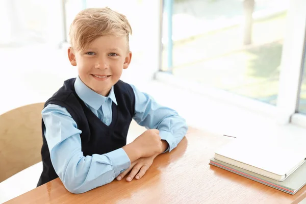 Niño Pequeño Con Elegante Uniforme Escolar Escritorio —  Fotos de Stock