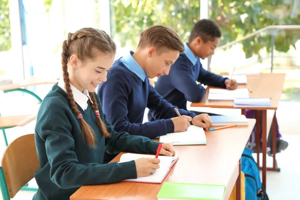 Dospívající Studenty Třídě Stylový Školní Uniformu — Stock fotografie