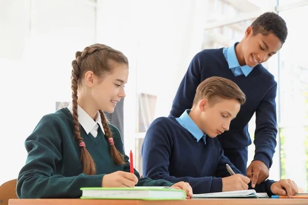 Dospívající Studenty Třídě Stylový Školní Uniformu — Stock fotografie