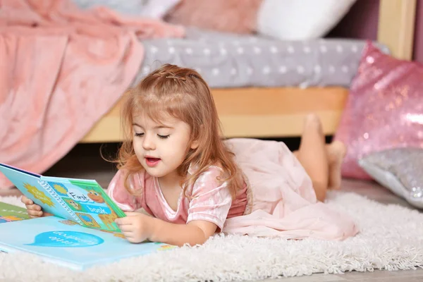 Χαριτωμένο Μικρό Κορίτσι Στο Φόρεμα Πριγκίπισσα Ανάγνωση Βιβλίο Στο Σπίτι — Φωτογραφία Αρχείου