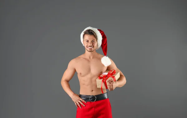 Shirtless Sexy Joven Santa Claus Con Regalo Fondo Color —  Fotos de Stock