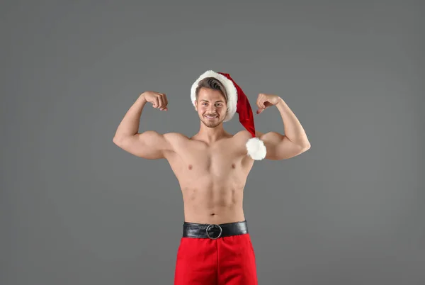 Shirtless Joven Santa Claus Con Cuerpo Sexy Fondo Color —  Fotos de Stock