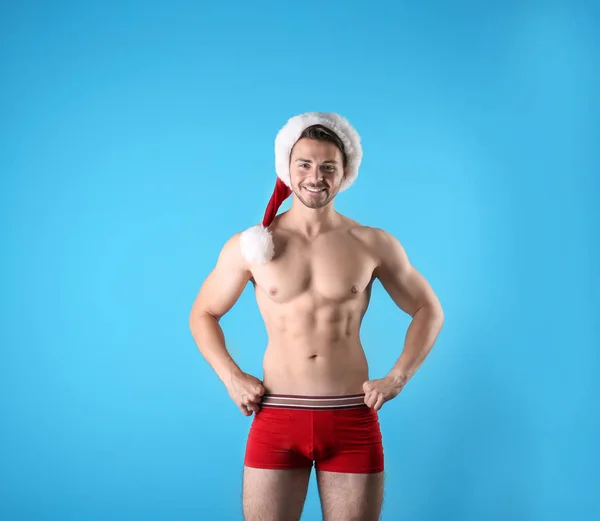 Shirtless Joven Santa Claus Con Cuerpo Sexy Fondo Color —  Fotos de Stock