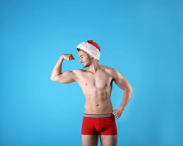 Shirtless Joven Santa Claus Con Cuerpo Sexy Fondo Color —  Fotos de Stock