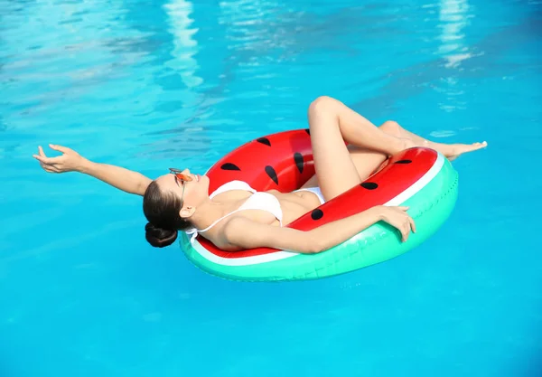 Hermosa Mujer Joven Con Bikini Anillo Inflable Piscina — Foto de Stock