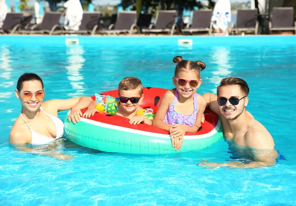 Giovane Famiglia Con Bambini Piccoli Piscina Nella Giornata Sole — Foto Stock