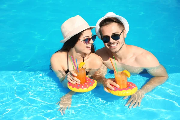 Junges Paar Mit Erfrischenden Cocktails Sonnigen Tag Schwimmbad — Stockfoto