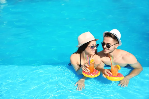 Pareja Joven Con Refrescantes Cócteles Piscina Día Soleado — Foto de Stock