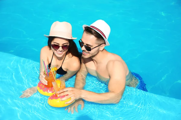 Pareja Joven Con Refrescantes Cócteles Piscina Día Soleado — Foto de Stock