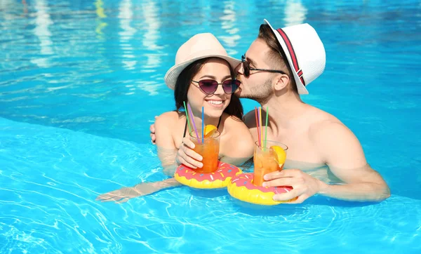 Junges Paar Mit Erfrischenden Cocktails Sonnigen Tag Schwimmbad — Stockfoto