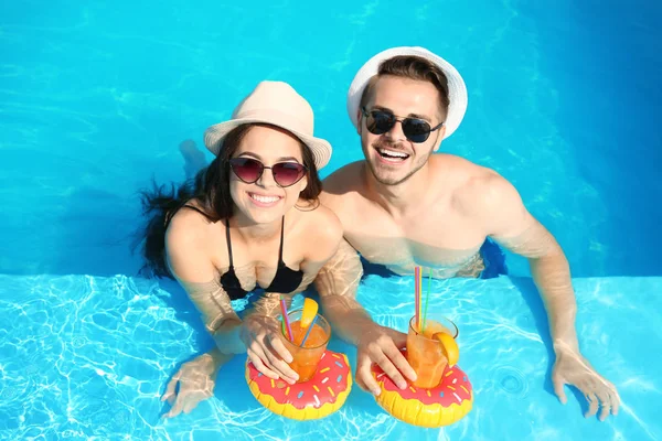 Junges Paar Mit Erfrischenden Cocktails Sonnigen Tag Schwimmbad — Stockfoto