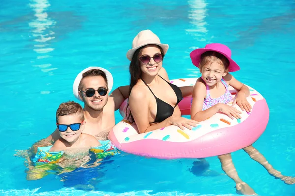 Jeune Famille Avec Petits Enfants Dans Piscine Jour Ensoleillé — Photo