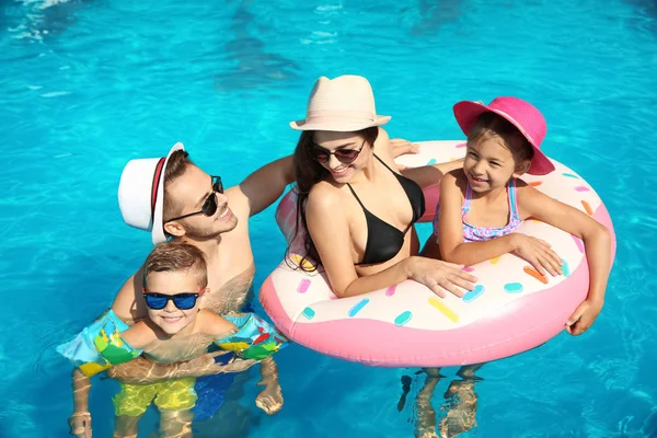 Jeune Famille Avec Petits Enfants Dans Piscine Jour Ensoleillé — Photo