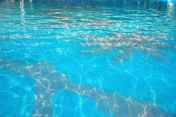 Klares Erfrischungswasser Schwimmbad — Stockfoto