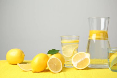 Limon suyu ve taze meyve masada kompozisyonu