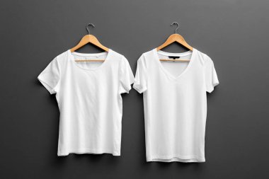 Askıları ile boş t-shirt gri arka plan üzerinde. Mockup tasarım için