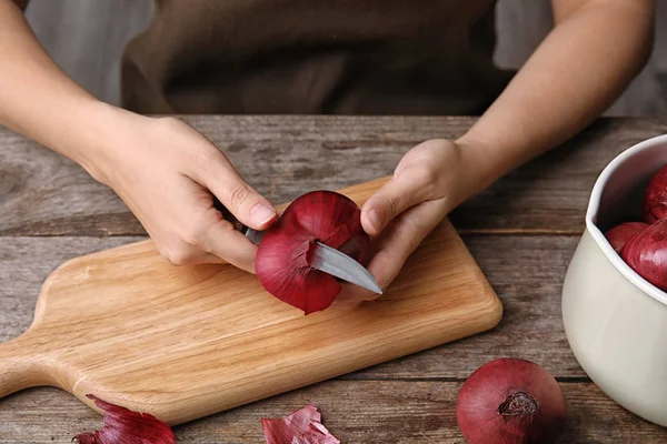 Femme Épluchage Oignon Rouge Mûr Sur Table Bois — Photo