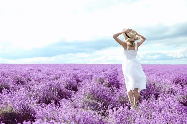 Jonge Vrouw Lavendelveld Zomerdag — Stockfoto