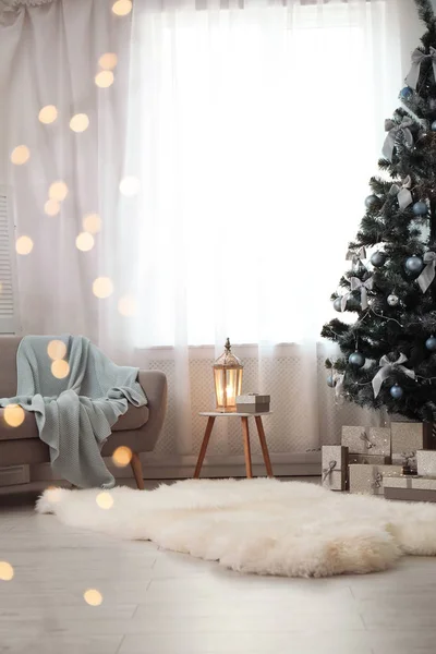 Κομψό Σαλόνι Εσωτερικό Στολισμένο Χριστουγεννιάτικο Δέντρο Και Θολή Φώτα Πρώτο — Φωτογραφία Αρχείου