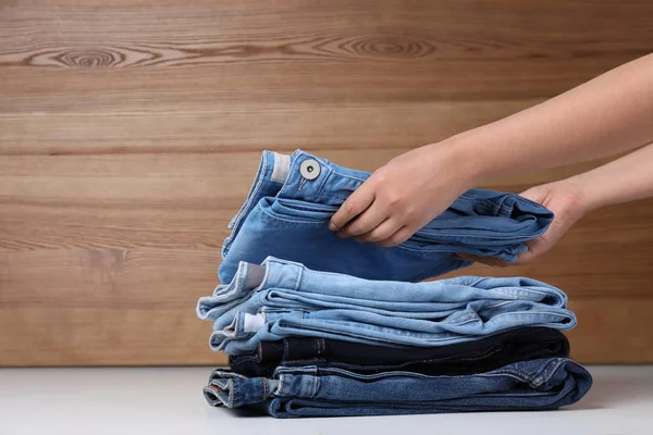 Ung Kvinna Fällbar Snygga Jeans Tabell — Stockfoto