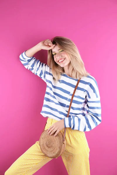 Красивая Молодая Женщина Позирует Цветном Фоне Летняя Мода — стоковое фото
