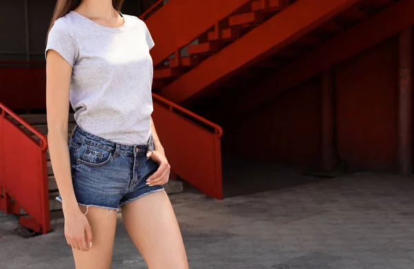 Mujer Joven Con Camiseta Gris Calle Estilo Urbano — Foto de Stock