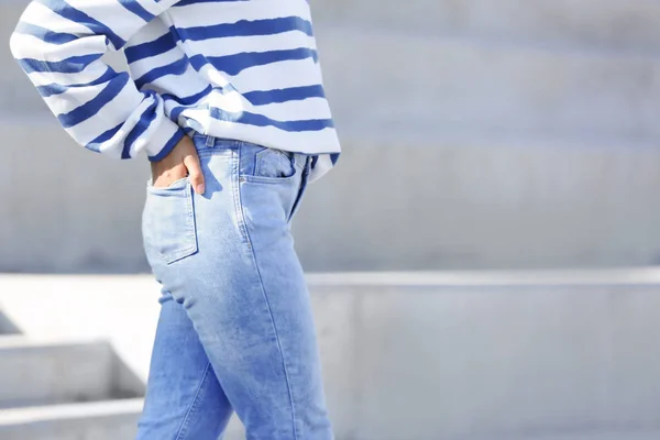 Jonge Hipster Vrouw Stijlvolle Jeans Permanent Buurt Van Buiten Trappen — Stockfoto