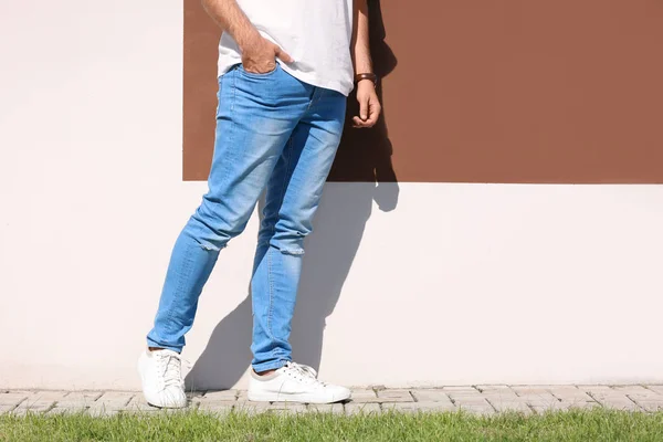 Fiatal Csípő Ember Stílusos Jeans Jelentő Színes Fal Közelében — Stock Fotó