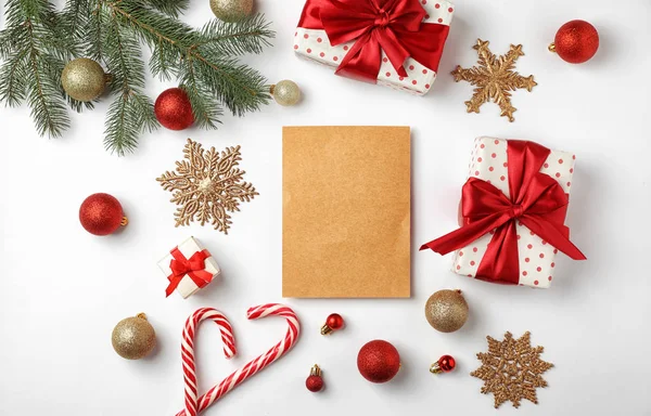Plat Lag Samenstelling Met Lege Kaart Kerstdecoratie Witte Achtergrond Schrijven — Stockfoto