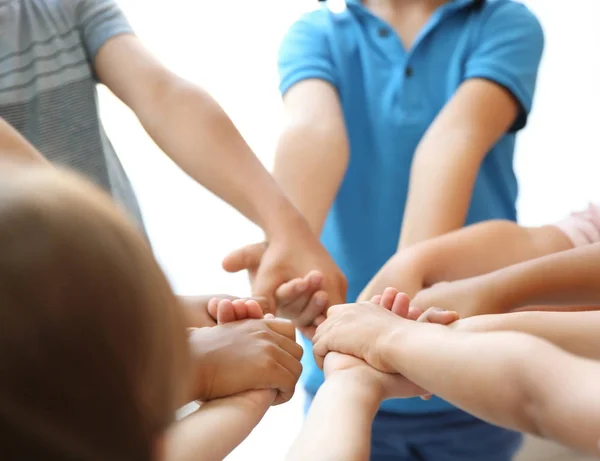 Crianças Pequenas Segurando Mãos Juntas Fundo Claro Conceito Unidade — Fotografia de Stock