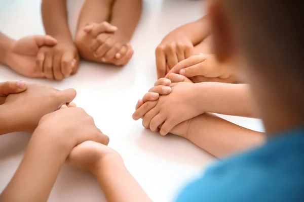 Маленькі Діти Тримають Столом Руки Крупним Планом Концепція Єдності — стокове фото