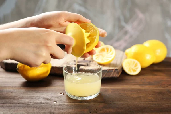 Jovem Mulher Espremendo Suco Limão Com Alargador Vidro Mesa — Fotografia de Stock