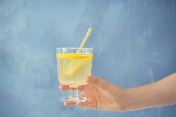 Jeune Femme Tenant Verre Avec Cocktail Citron Sur Fond Couleur — Photo