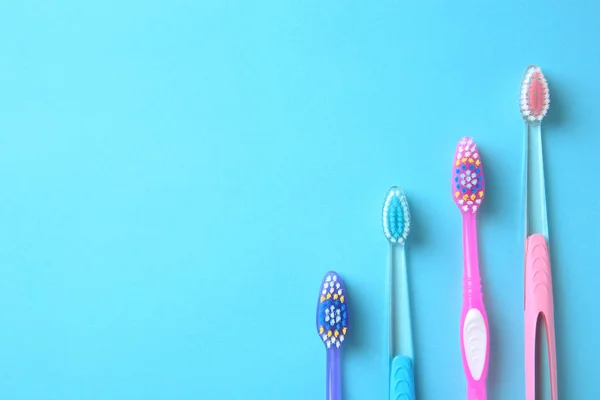 Renk Arkaplan Üzerinde Elle Diş Fırçaları Ile Düz Konum — Stok fotoğraf