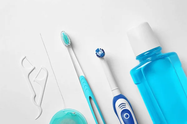 Composição Plana Com Escovas Dentes Produtos Higiene Oral Sobre Fundo — Fotografia de Stock