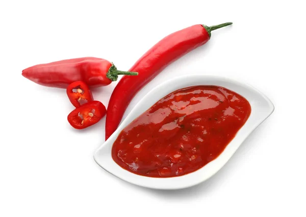 Soße Mit Würziger Chilisoße Und Frischem Pfeffer Auf Weißem Hintergrund — Stockfoto