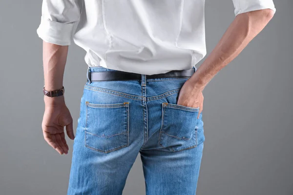 Uomo Elegante Jeans Blu Sfondo Grigio — Foto Stock