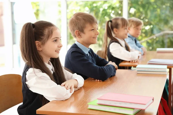 Små Barn Klassrummet Eleganta Skoluniform — Stockfoto
