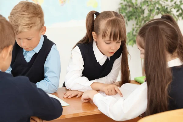 Niños Pequeños Aula Elegante Uniforme Escolar — Foto de Stock