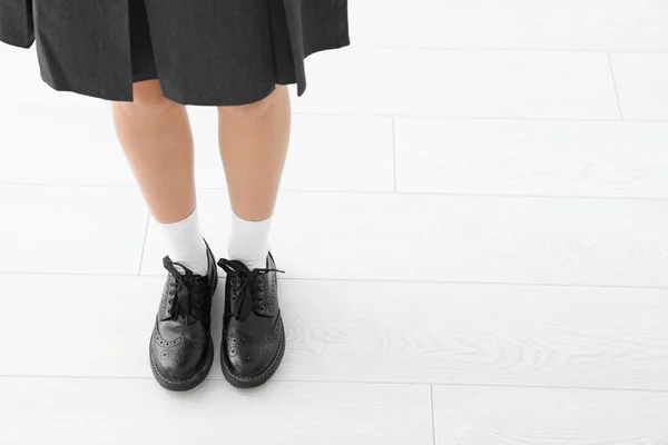 Menina Uniforme Escolar Elegante Dentro Casa Foco Pernas — Fotografia de Stock