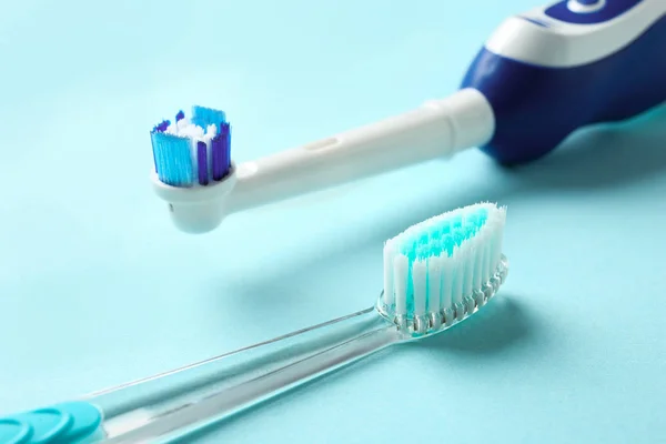Manuelle Und Elektrische Zahnbürsten Auf Farbigem Hintergrund Zahnpflege lizenzfreie Stockfotos