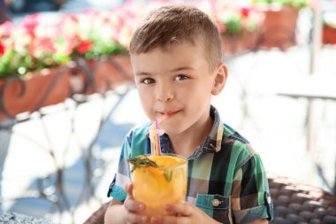 Doğal limonata kafede cam ile sevimli çocuk