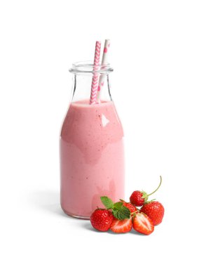 Beyaz arka plan üzerinde çilek lezzetli smoothie şişesiyle