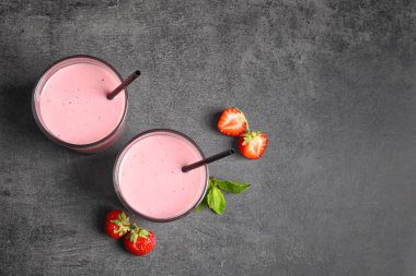 Gözlük ile lezzetli çilek güler yüzlü masada, üstten görünüm