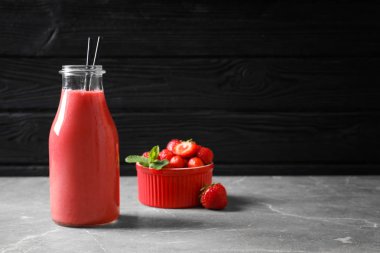 Şişe lezzetli çilek güler yüzlü tablo ile