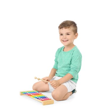 Beyaz arka planı Glockenspiel oynayan küçük çocuk. Kapalı eğlence