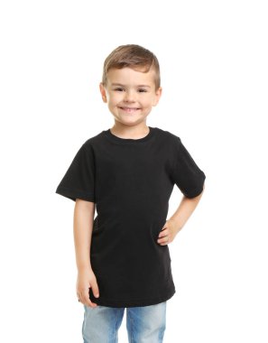 Beyaz arka plan üzerinde küçük çocuk t-shirt içinde. Mockup tasarım için