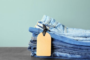 Tablo renkli arka plan üzerinde kot yığını