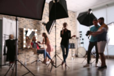 Profesyonel ekibi ile fotoğraf stüdyosu modelinde çalışıyor bulanık bakış