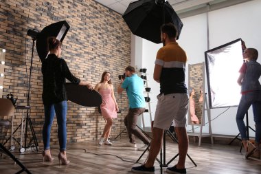 Profesyonel takım fotoğraf stüdyosu modeli ile çalışma